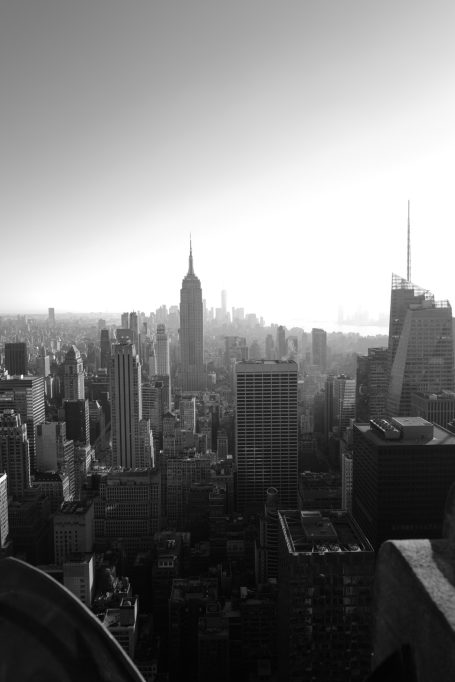 Schwarz-Weiß-Blick auf die Skyline von New York mit dem Empire State Building.