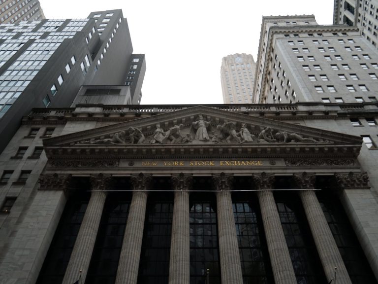 Fassade der New Yorker Börse mit monumentalen Säulen und kunstvollen Verzierungen.
